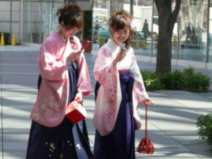 בחורות בלבוש מקומי ביפן